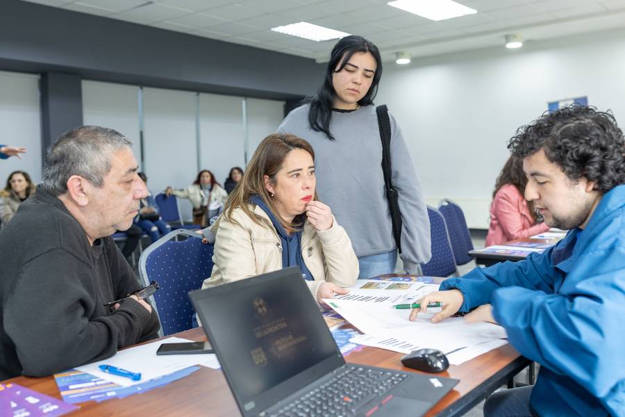 Cerca de 600 personas participan en Jornada informativa sobre postulación a beneficios estudiantiles 2025