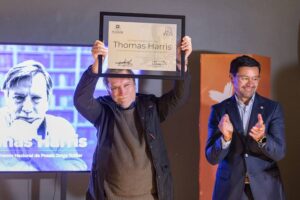 Poeta Thomas Harris es galardonado con el VII Premio Nacional de Poesía Jorge Teillier