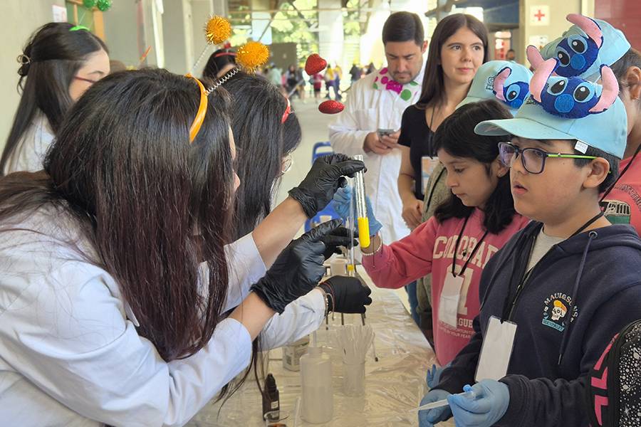 Niños del Instituto Teletón de Temuco vibraron con actividades científicas preparadas por académicos y estudiantes de la UFRO